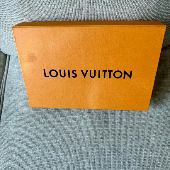 Louis Vuitton scarf - Picture 7 of 8